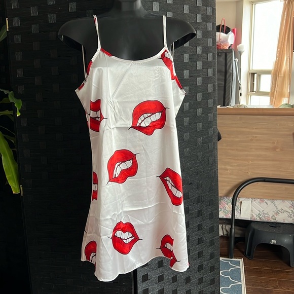 Satin Lips Dress - Picture 4 of 5